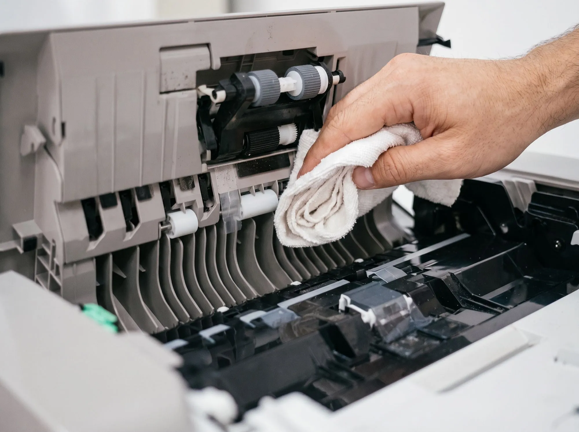 Cleaning the paper feed rollers